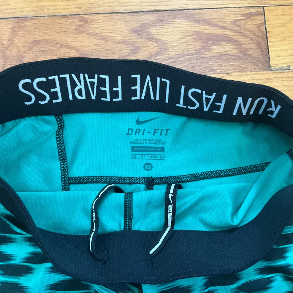 Medias recortadas para correr Nike XS Dri-Fit para mujer entrepierna 19,5" bolsillo con cremallera Foto 3 de 4