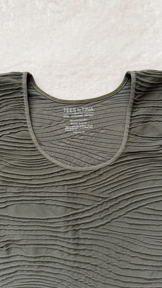 Tees by Tina Women's Causal Seamless Textured One Size Safari Wave Textured Top - Image 3 of 4