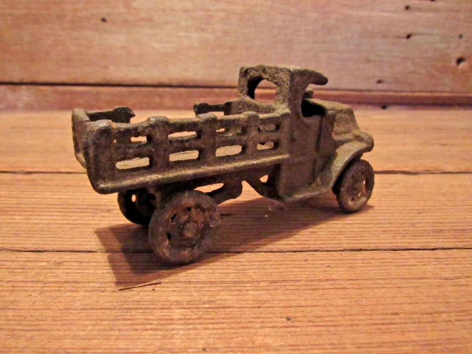 Camión de estacas Mack de hierro fundido de 4,75" vintage de 1930 A. C. Williams Foto 2 de 4