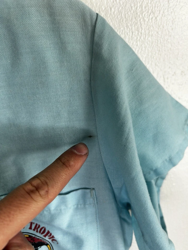 Camisa de Colección 1986 Hawaiian Tropic Cuello en V Talla Mediana Hecha en EE. UU. Azul Claro Foto 4 de 4