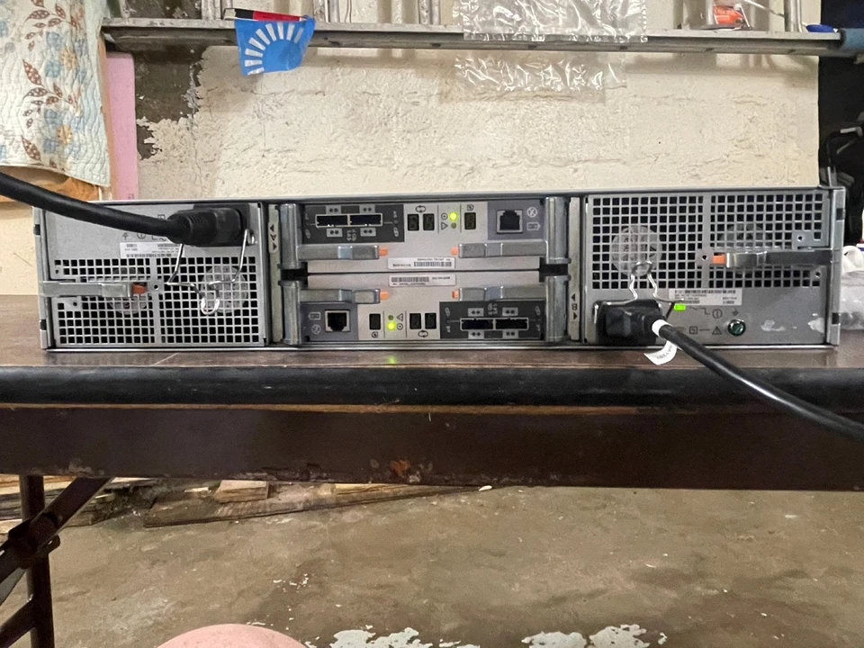 EMC SAE SAS 25-2.5in-Bay Storage Array Enclosure w/ 2xPSU,2 Ctrl-100-586-100-01 - Image 2 of 4