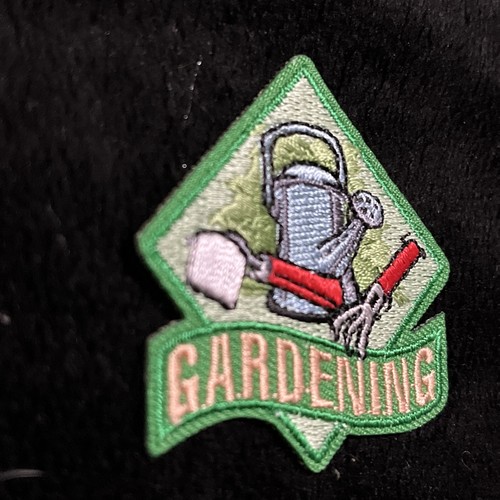 Girl Boy Cub GARDENING FUN Garden Patches Crest Badge SCOUTS GUIDE Flowers - Picture 3 of 5