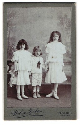 Fotografie Atelier Ferbus, Bruck a. d. Leitha, Wienerstrasse, Drei Geschwister  