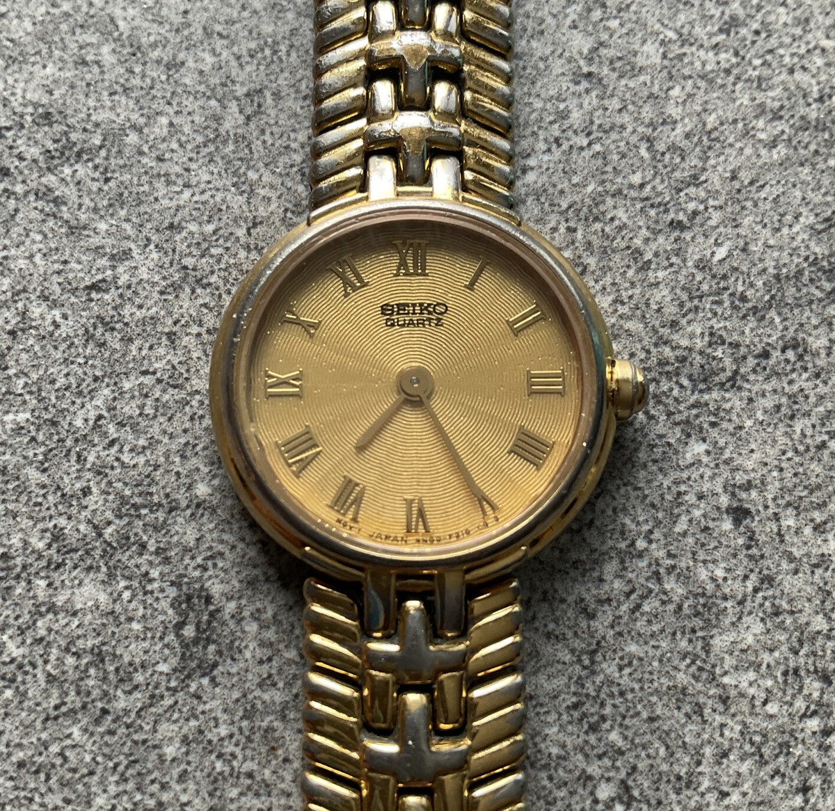 Seiko women's outlet watch gold Seiko women's outlet watch gold
