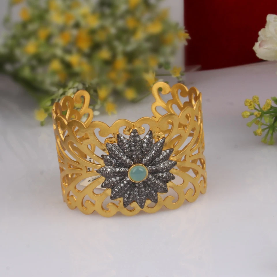 Brazalete ancho de latón chapado en oro azul calcedonia y circón brazalete de latón Foto 2 de 4