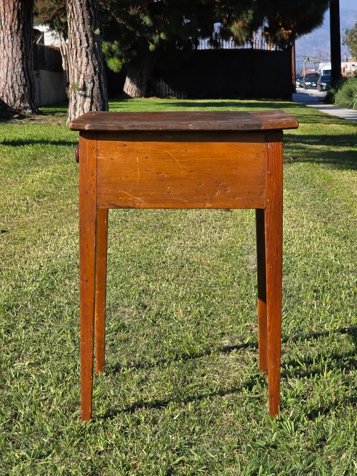 Antigua mesa de trabajo de cerezo de Nueva Inglaterra con un cajón c.1820 perilla original de setas Foto 3 de 4