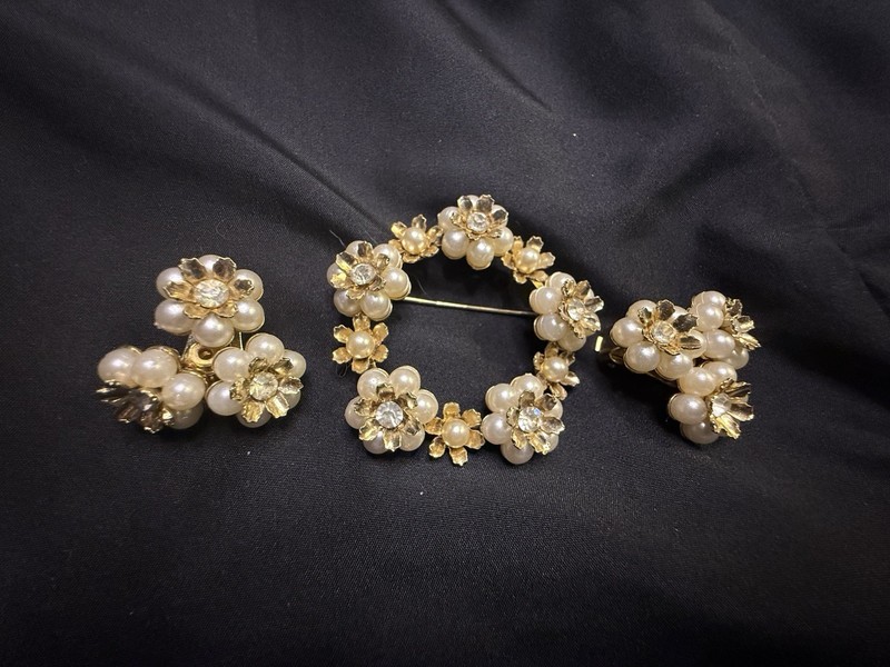 VTG  Signed Coro Pearl Gold Floral Demi Parure Brooch Clip Cluster Earrings Set