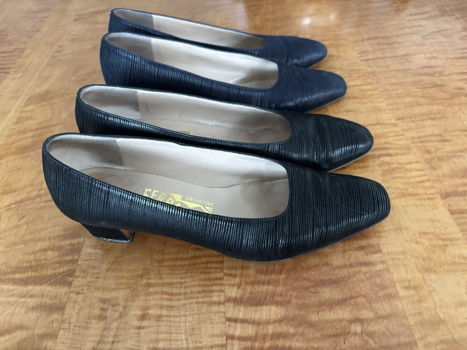 Zapatos de tacón bajo Ferragamo clásicos para mujer - dos pares - negro y azul 7,5B Foto 4 de 4