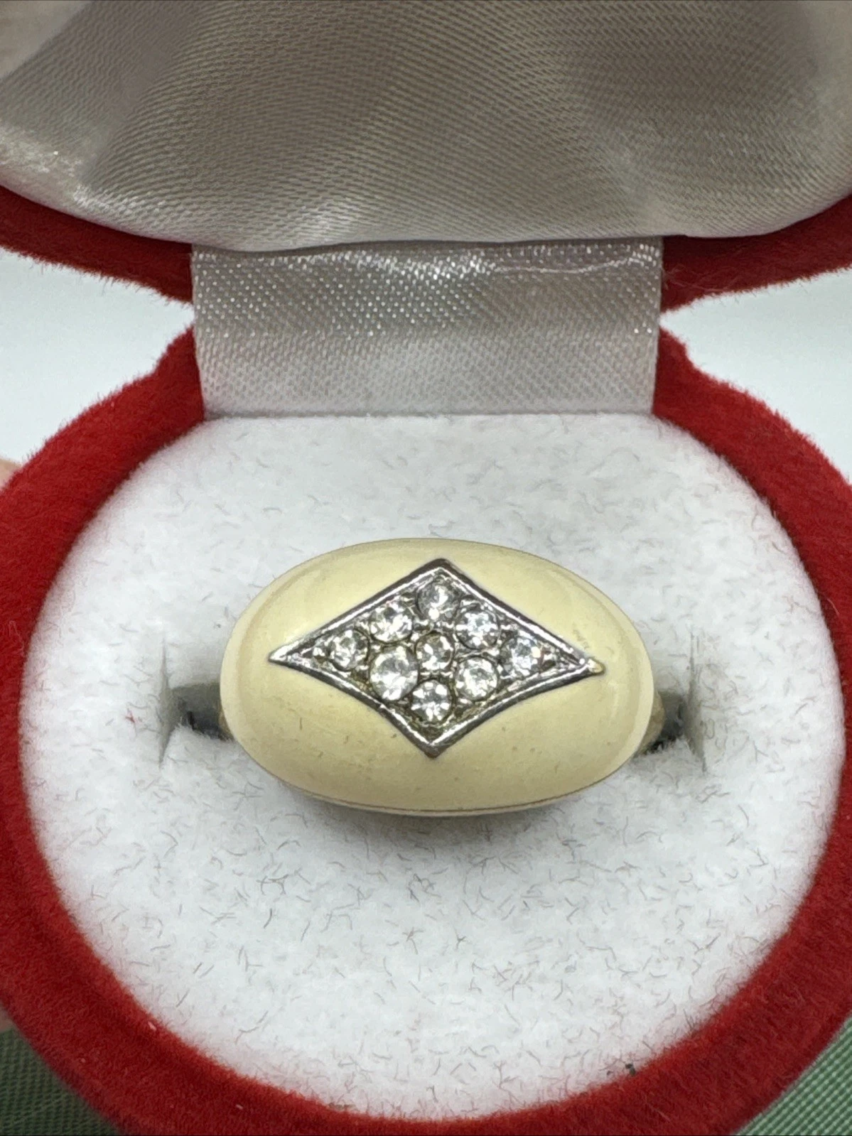 Bague vintage fantaisie avec strass. Taille 51.