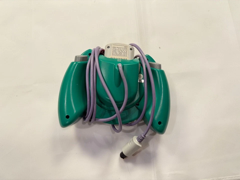 Controlador Dreamcast verde y gris con memoria y tarjeta VMU Foto 2 de 4