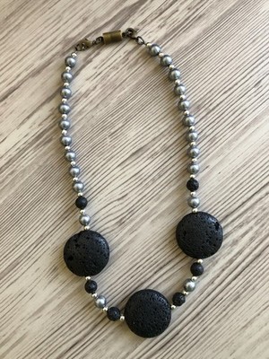 Kette Lavastein / graue + silberfarbene Perlen   48 cm  NEU  HANDARBEIT !!!