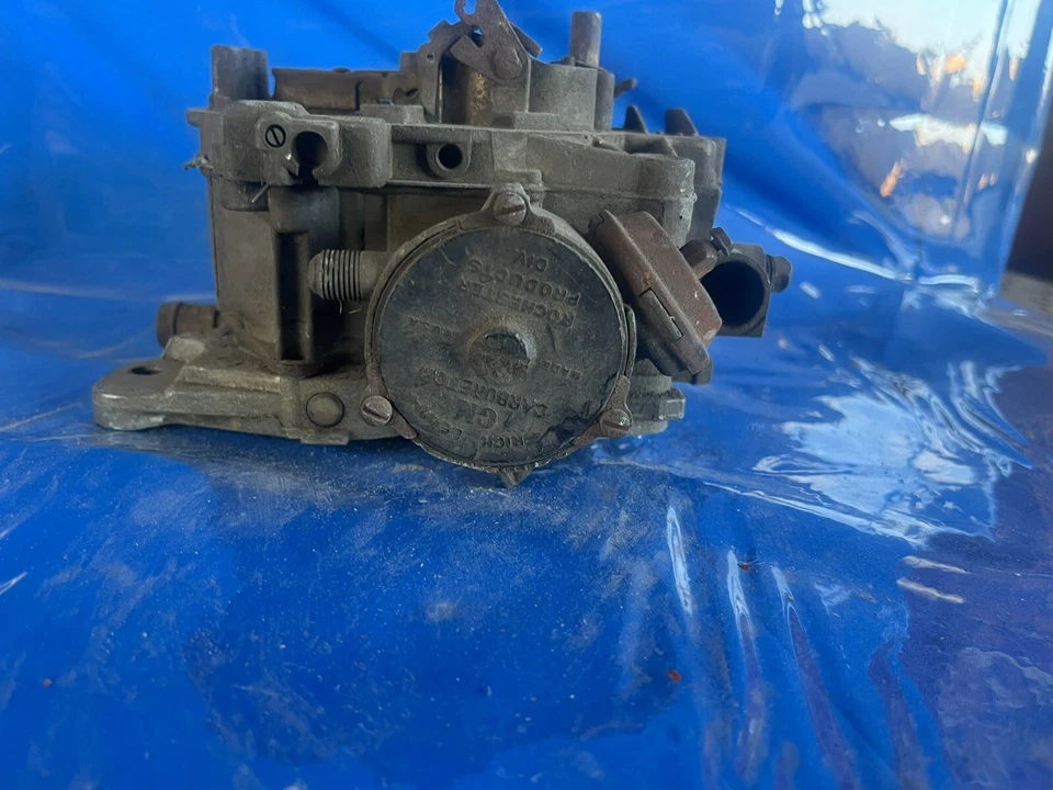 Carburador usado 1966 Buick Electra Wildcat 401 ci Calif A/T fundido 7036240 fecha A6 Foto 4 de 4