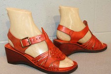 Sz 6 NOS Vtg 1970s Leather Sandals HUARACHE Medallion Shoes Wood Wedge Heel