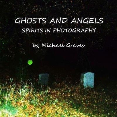 Ghosts and Angels: Spirits In Photography by Michael Graves [Paperback]