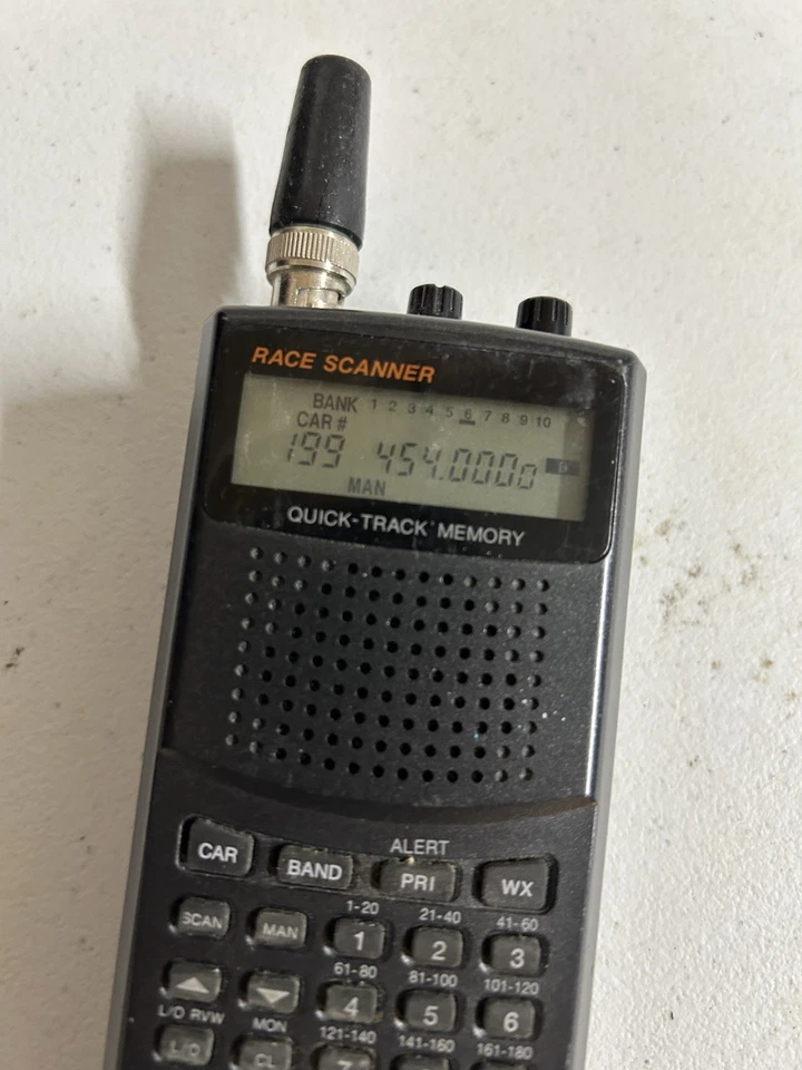 Receptor de escaneo de carreras RADIO SHACK PRO 89 200 canales probado ENCENDIDO Foto 2 de 2