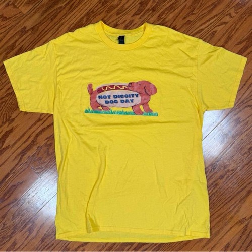 SUMMER TEE perfection. Hot Dog/Dachshund shirt yellow LARGE. Grill in this plz