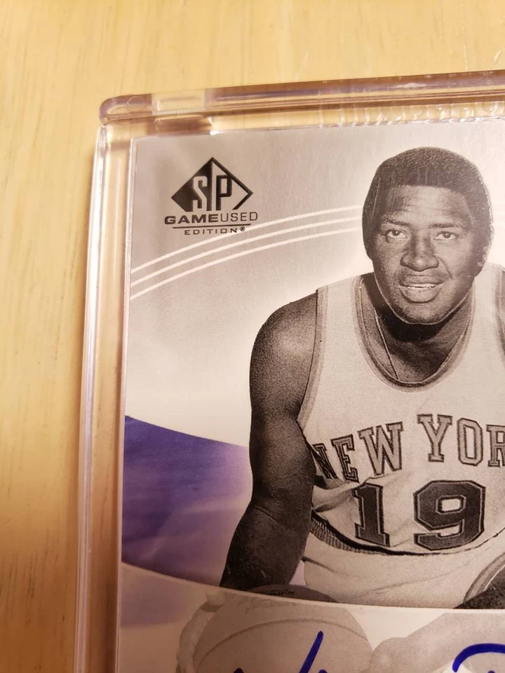 Juego UD SP 2004-05 Willis Reed Auto 134716 Foto 3 de 4