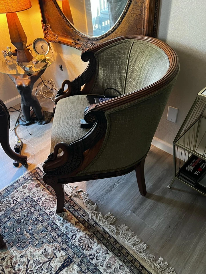 Juego de 2 sillas de barril de cisne de madera dorada tallada de los años 40 Foto 2 de 4