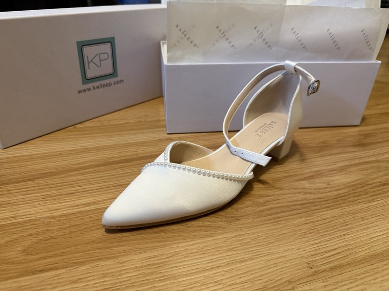 Kailee P. Leila White Satin Bridal Shoes Size 8 Low Heel