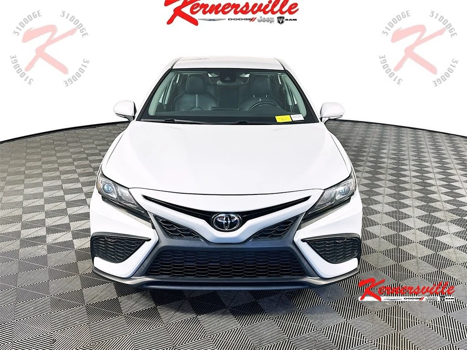 2022 Toyota Camry SE Foto 2 de 4