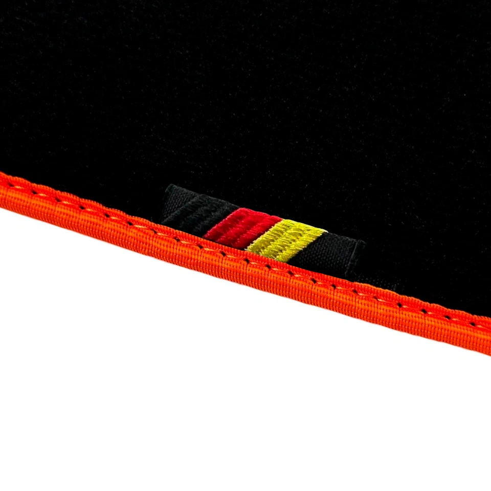 Alfombrillas AutoWin para BMW Serie 8 M8 F93 4 puertas Gran Coupé 2019-2024 moldura naranja Foto 3 de 4