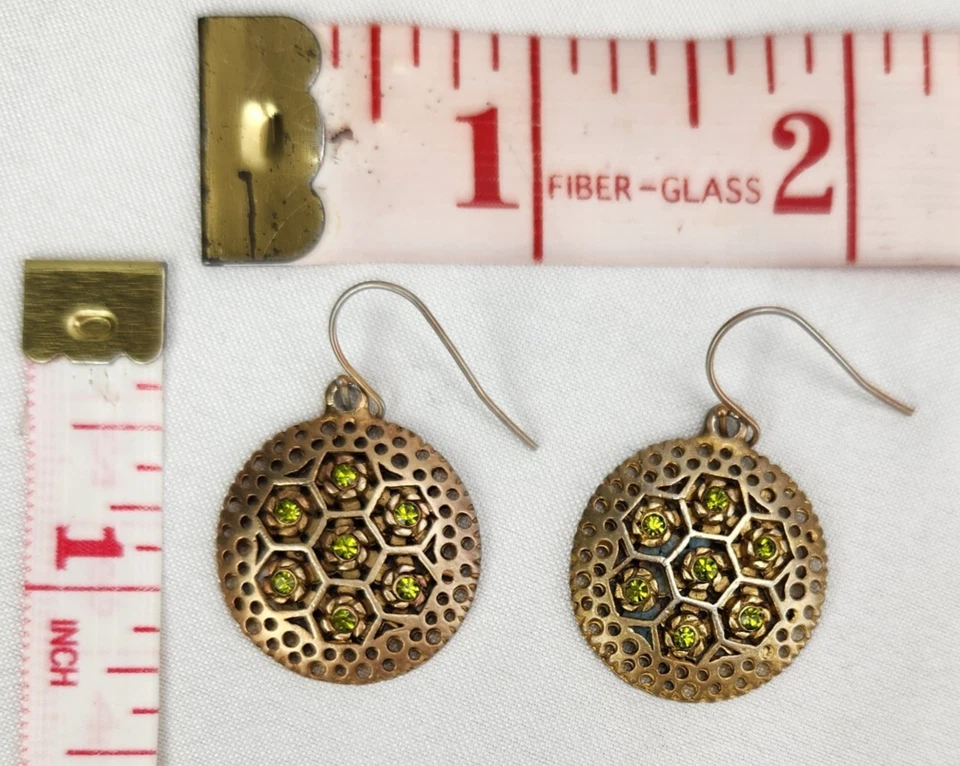 Pendiente perforado redondo colgante tono dorado Premier Designs 7 pequeñas piedras verdes Foto 3 de 4