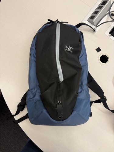 Arc'teryx Unisex Adults Hiking Backpack Black/Blue Zip Closure Pack