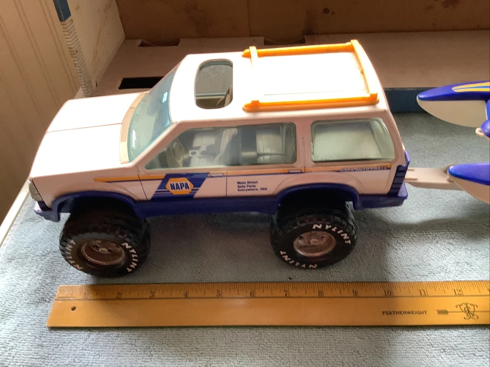 VINTAGE 1994 NYLINT NAPA PRESSED STEEL TOYS 4X4 POWER PROP COMBO SUV & BOAT - Image 2 of 4