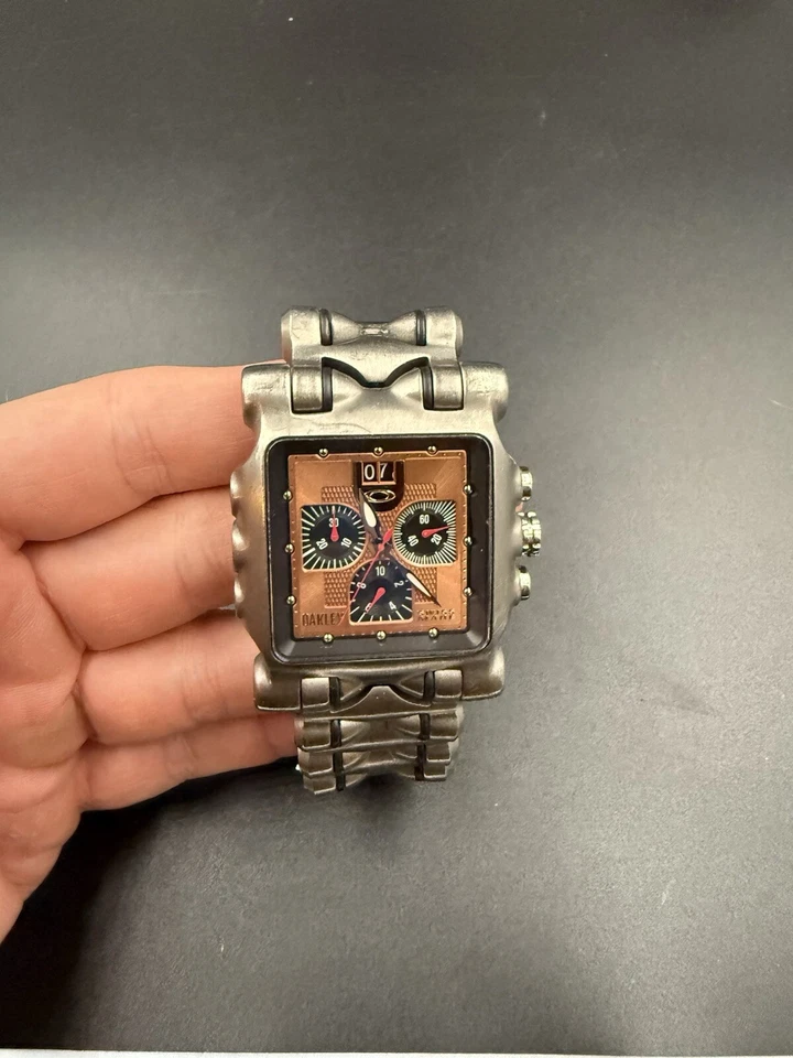 Reloj Oakley Minute Machine Gen 2 titanio con esfera de cobre subesfera negra Foto 2 de 4