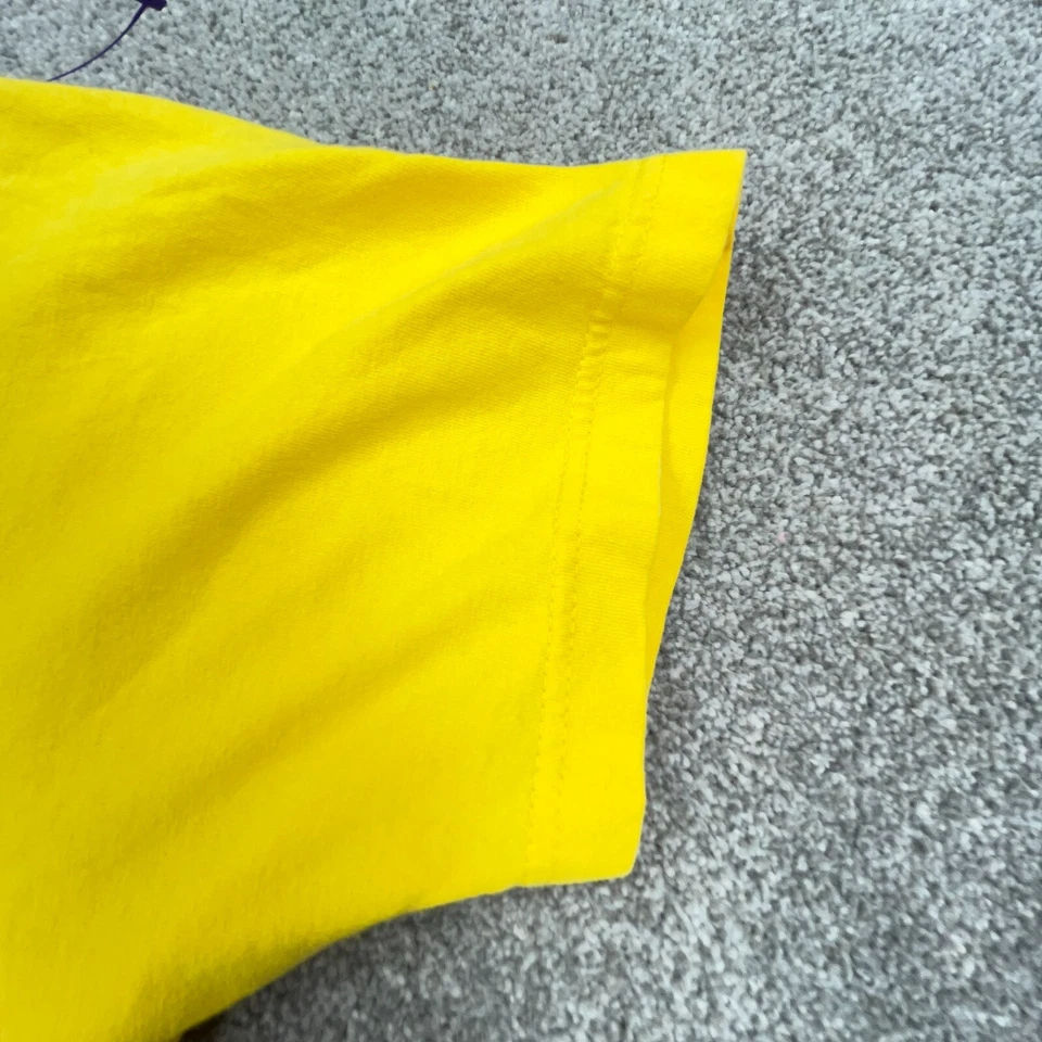 Camisa masculina vintage M&Ms grande amarela estampa por toda parte logotipo grande chocolate doce - Imagem 4 de 4