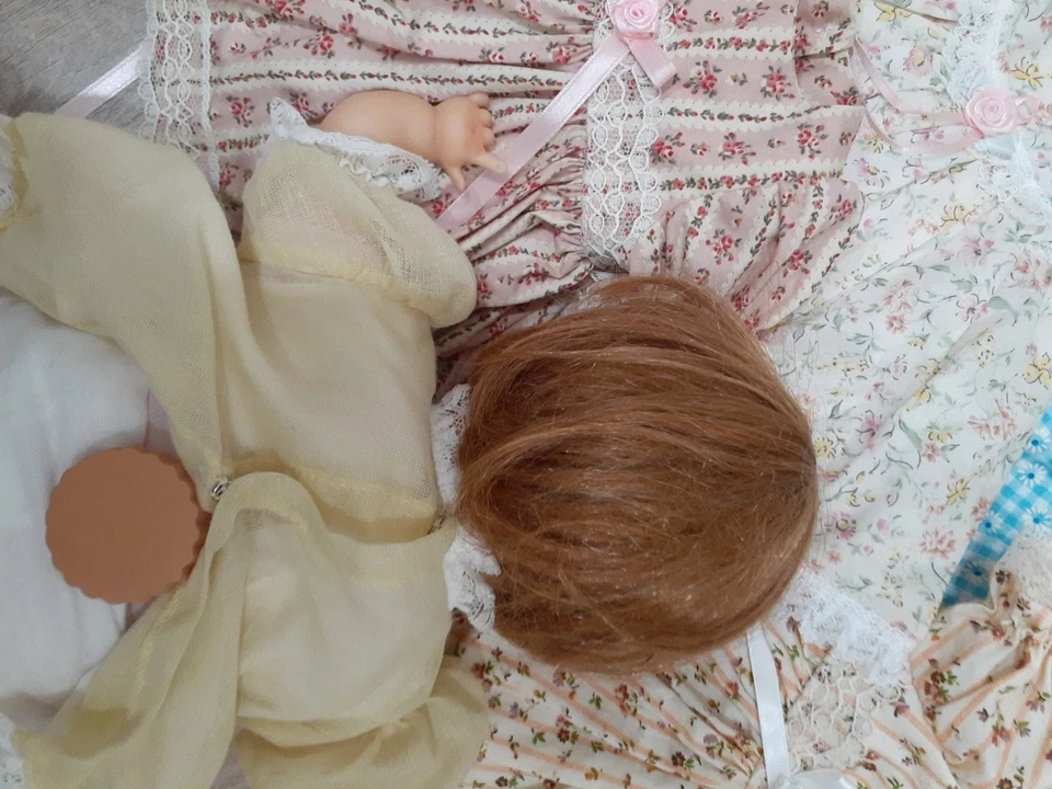 2001 Working Tiny Thumbelina With Original And 4 Outfits. Excellent Condition. - Image 3 of 4