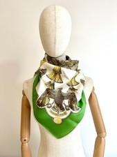 Carré 90 / Foulard Hermès motif Egyptien en soie dans les tons dominantes vert 