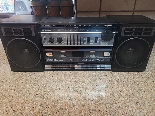 Sanyo MW228 Radio Cassette Boombox Detachable Speaker 1987 Works One Tape Doesnt