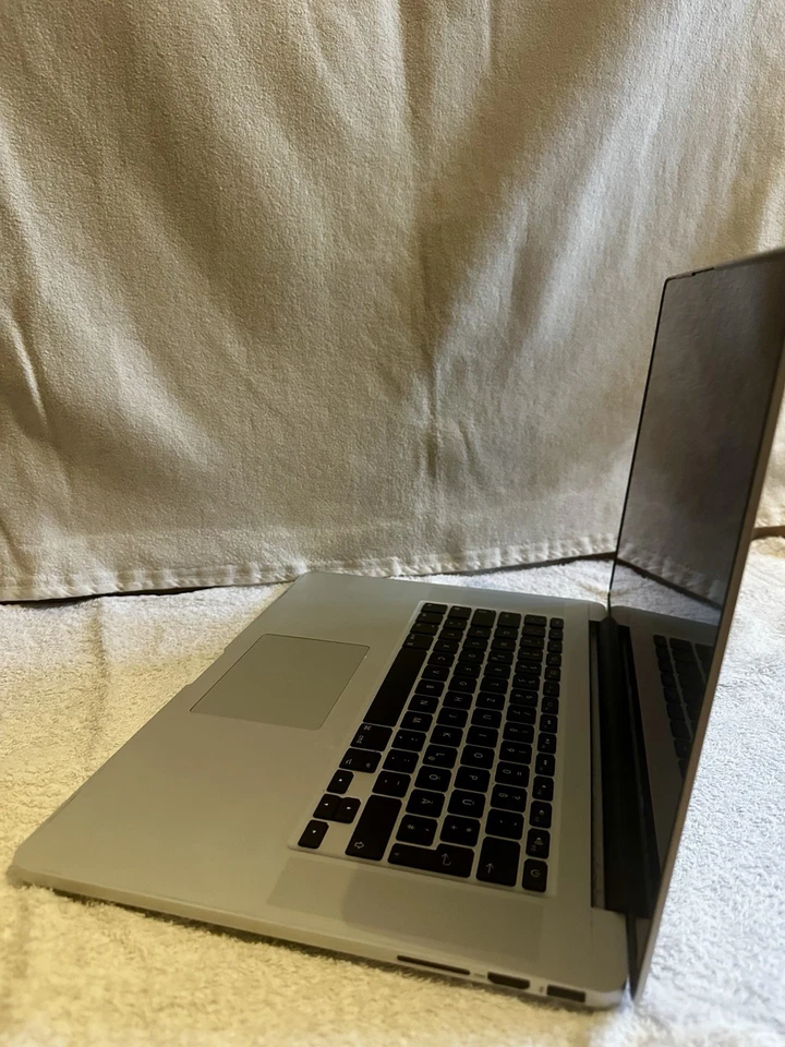 Apple MacBook Pro 15,4" / Intel Core i7 2,2Ghz / 16GB RAM / 256GB SSD / A1398 - Bild 2 von 4