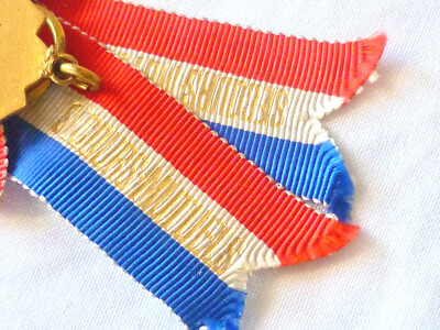 Costume et insignes du personnel de la Société de secours Costume et insignes du personnel de la Société de secours