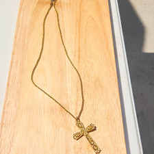 Beautiful vintage gold-tone cross pendant necklace by the 1928 Jewelry Company.