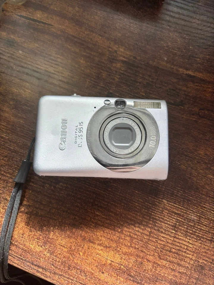 Canon IXUS 95 IS PowerShot 10.0MP Digitalkamera  Silber An Bastler Ersatzteile - Bild 3 von 4