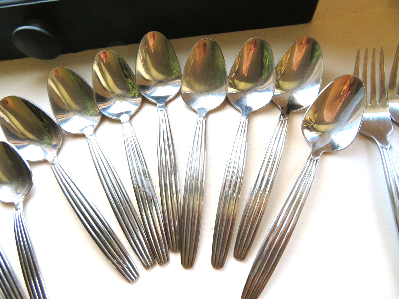 18 pcs Oneida 18/10 MALIBU Ribbed Forks Soup spoons Teaspoons Stainless Flatware