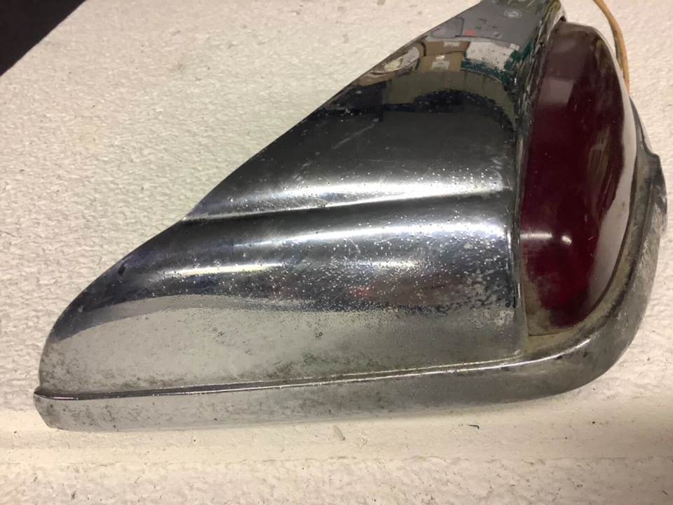 Conjunto de carcasa de luz trasera izquierda Kaiser 1949-50 Foto 2 de 4