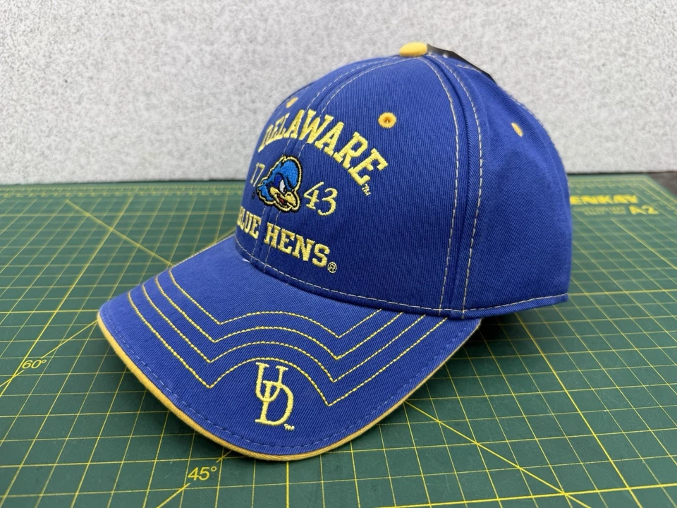 Sombrero bordado con tirantes University of Delaware Blue Gallinas “1743” - por The Game Foto 2 de 4