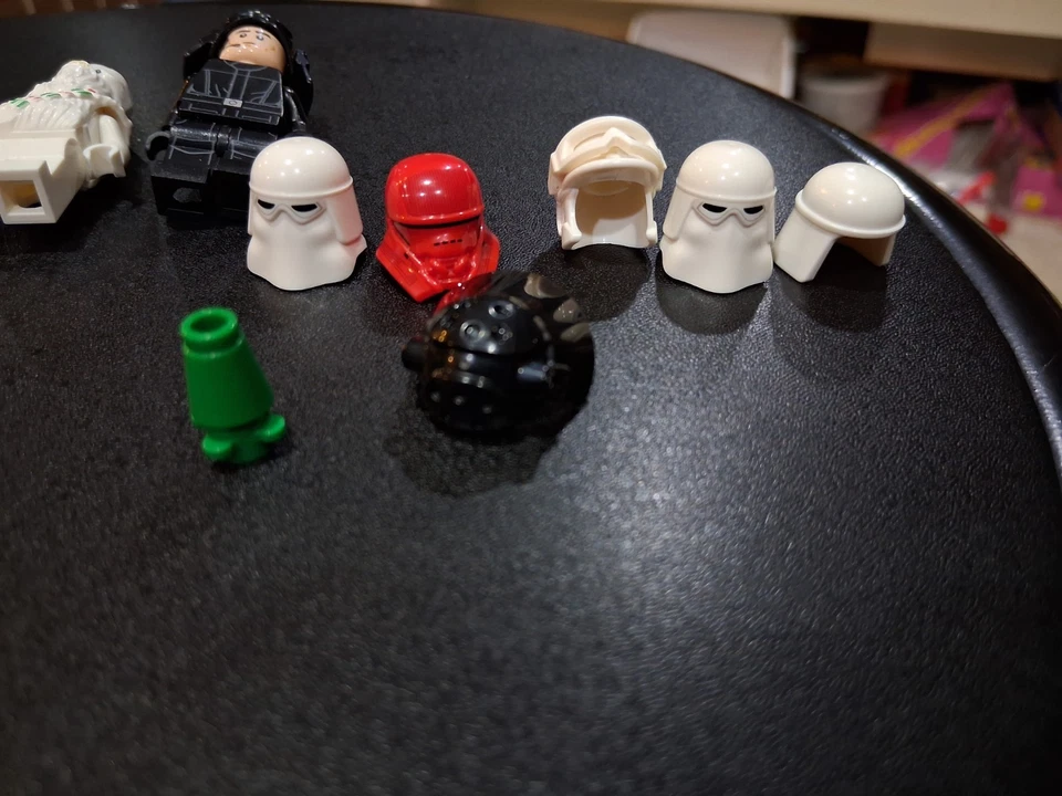 LEGO Star Wars Minifigure Collection Plus Helmets And Torso. - Image 3 of 4