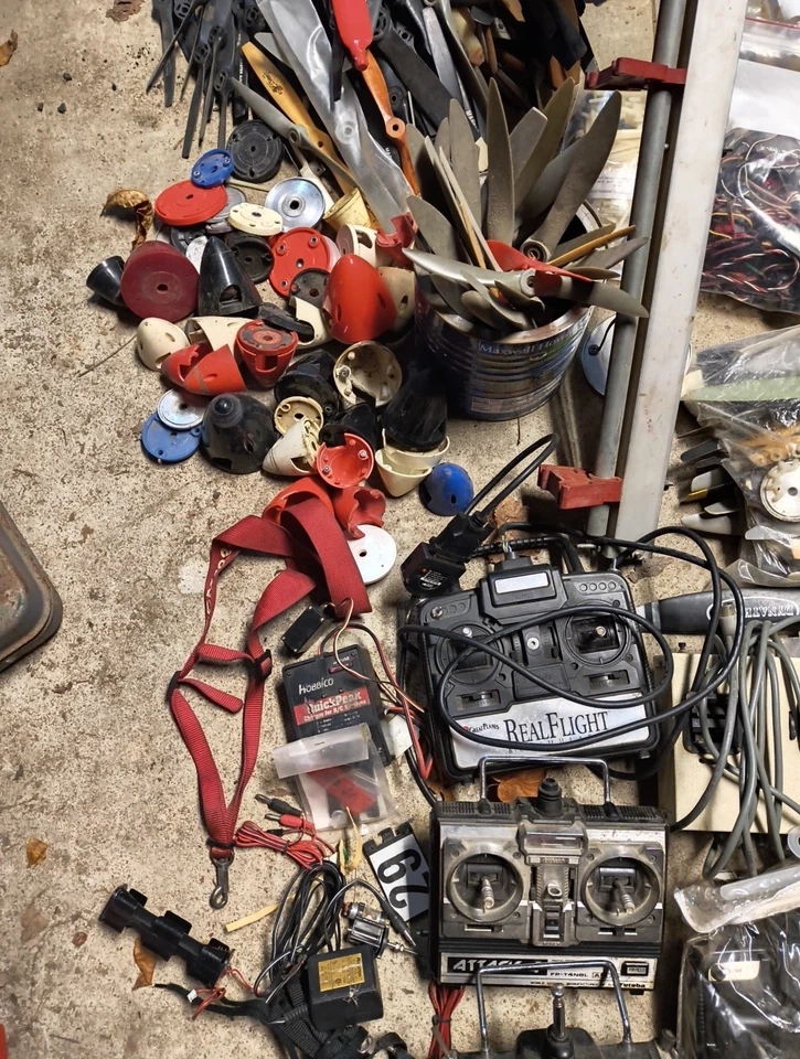 LOTE PIEZAS Y ACCESORIOS AVIÓN RC MANDOS A DISTANCIA, HÉLICES, TANQUES DE GAS!! Foto 4 de 4