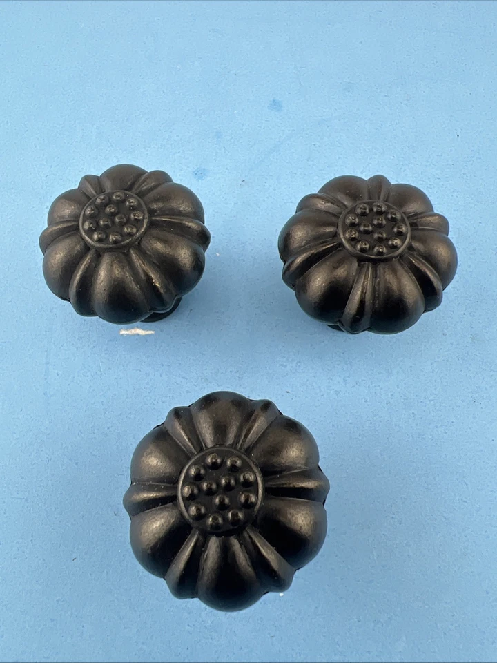 SET OF ASHLEY NORTON PETAL 1-1/2'' ROUND FLUTED FLOWER LUXRY BRONZE CABINET PULL - Image 2 of 4
