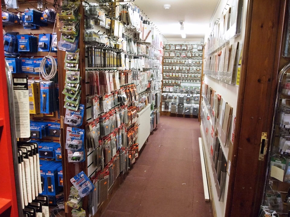 Volvo EC210 Tracked Excavator 1/87th Scale Yellow/Grey New Boxed T48 Post - Image 3 of 4