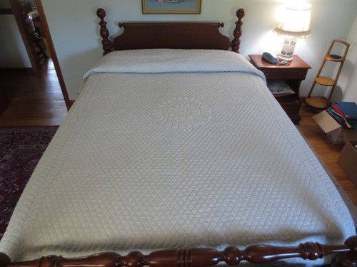 Hand Quilted REVERSIBLE Royal Blue/Off White Cotton QUILT BEDSPREAD--85" x 108" - Picture 10 of 24