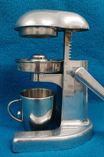 Vintage Manuelle Arbeitsplatte Entsafter Zitruspresse plus Becher. GRS. 