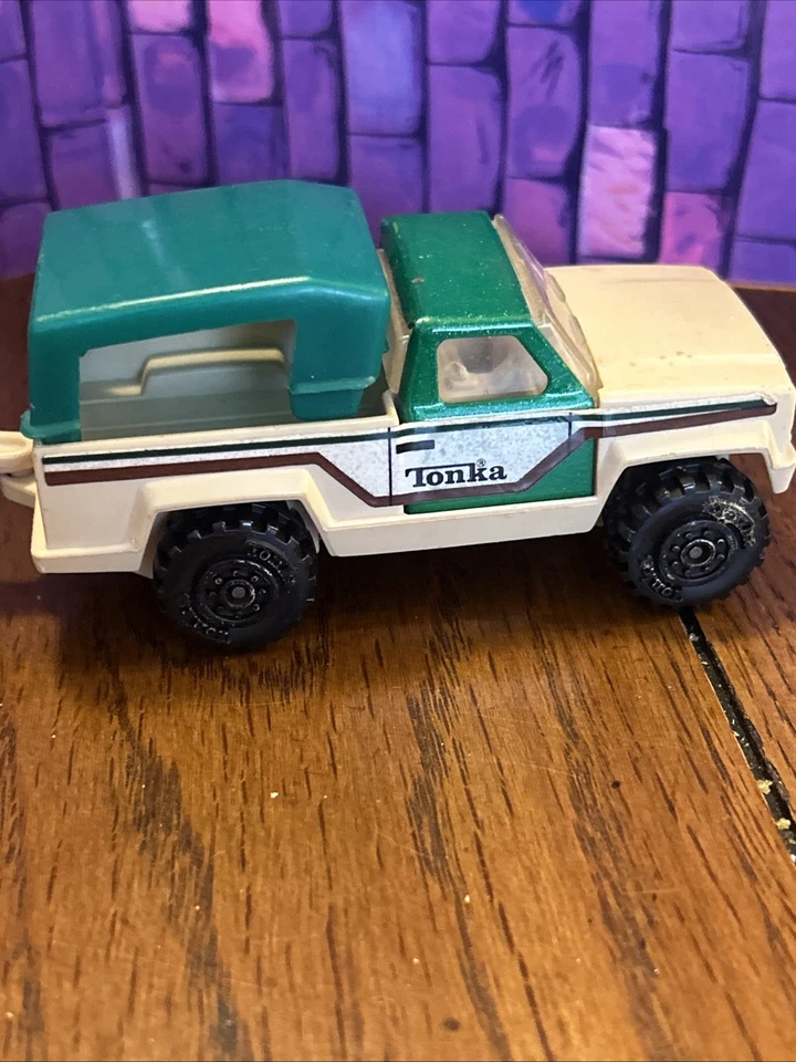 Camioneta de plástico Tonka vintage verde y tostado con calcomanías y remolque Foto 4 de 4