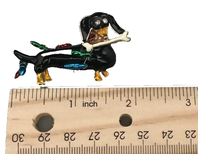 БРОШЬ ДЛЯ СОБАКИ WEINER ЧЕРНАЯ ЭМАЛЬ ТАКСА С КОСТЬЮ И ГИРЛЯНДОЙ ОГНЕЙ - Изображение 3 из 4