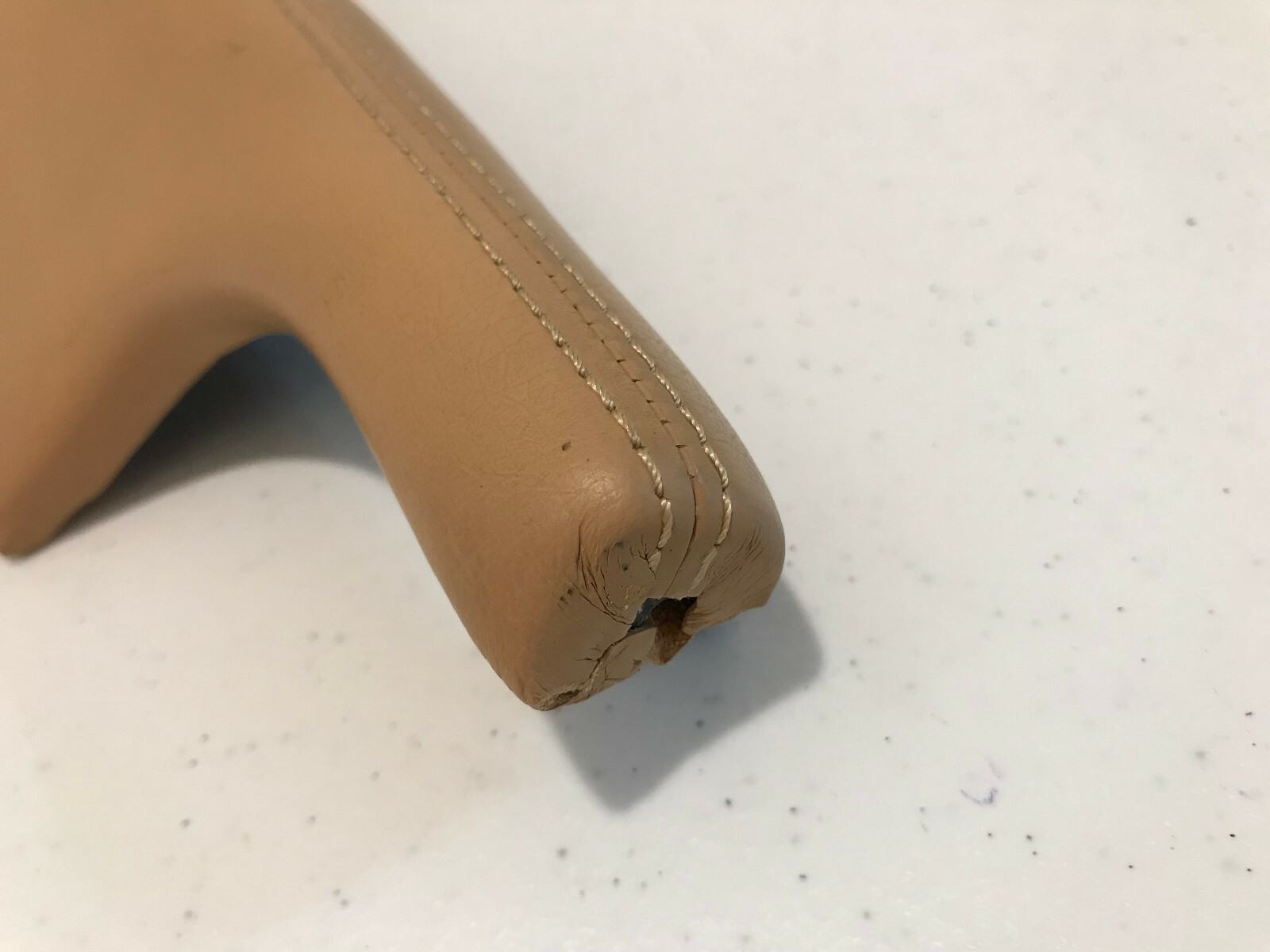 07 Maserati Quattroporte M139 Rear Right Door Panel Arm Rest beige.