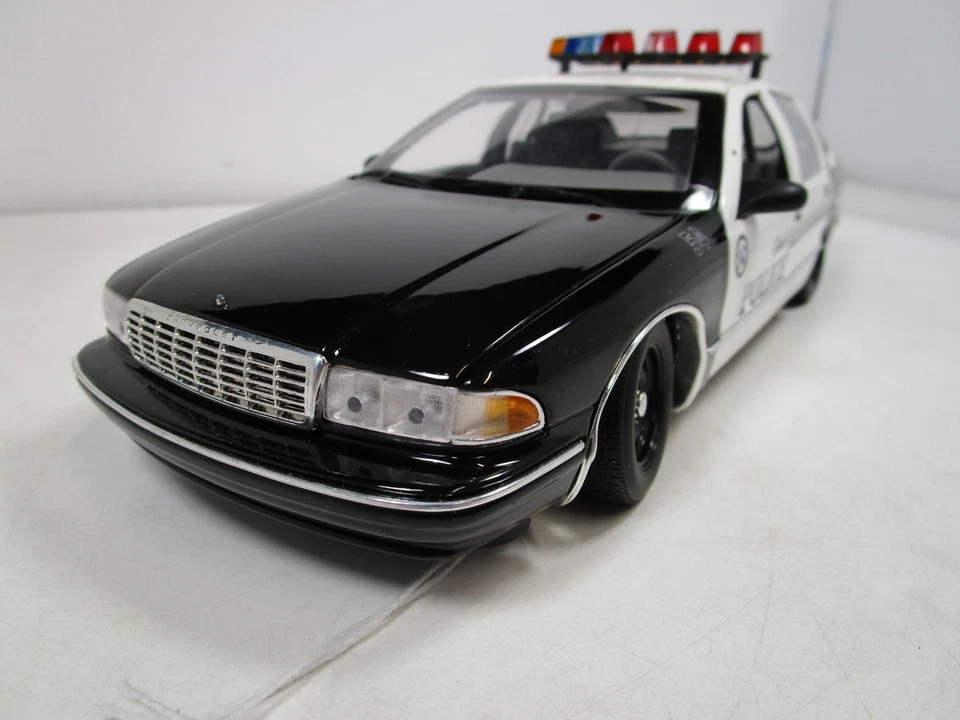 UT MODELS 1/18 GLENDALE POLICE 1996 CHEVY CAPRICE USED NICE *MISSING PARTS* - Image 2 of 4